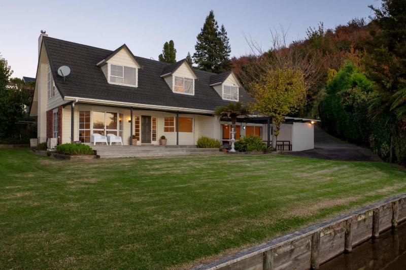 Okawa Bay Waterfront - Absolute Lakefront with Jetty 10min from Hells Gate - image 18