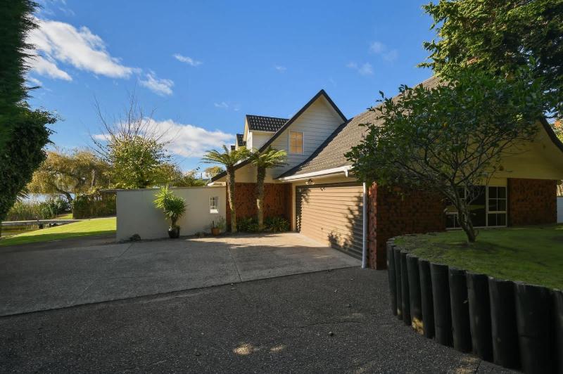 Okawa Bay Waterfront - Absolute Lakefront with Jetty 10min from Hells Gate - image 44