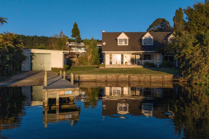 Okawa Bay Waterfront - Absolute Lakefront with Jetty 10min from Hells Gate - image 15