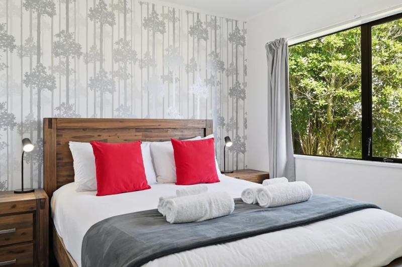 Rotorua Retreat - Stylish 2BR with Covered Deck - image 10