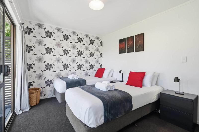 Rotorua Retreat - Stylish 2BR with Covered Deck - image 15