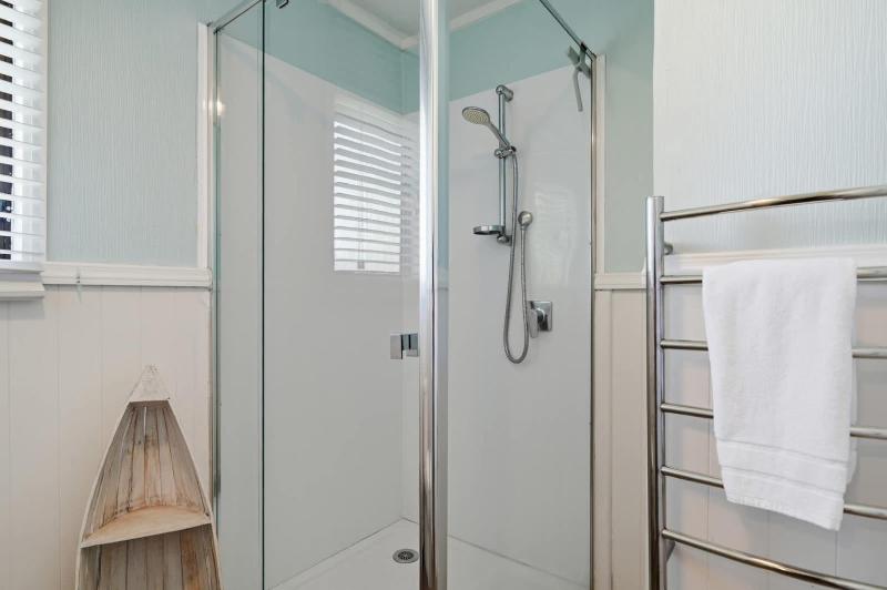 Rotorua Retreat - Stylish 2BR with Covered Deck - image 14