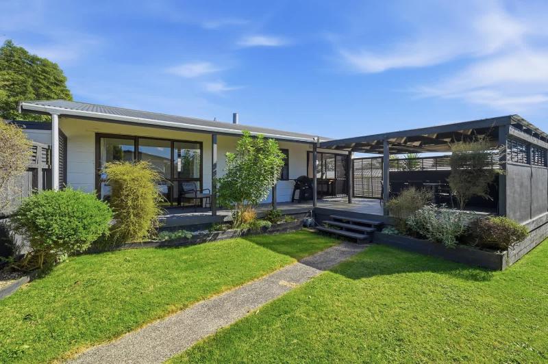 Rotorua Retreat - Stylish 2BR with Covered Deck - image 11