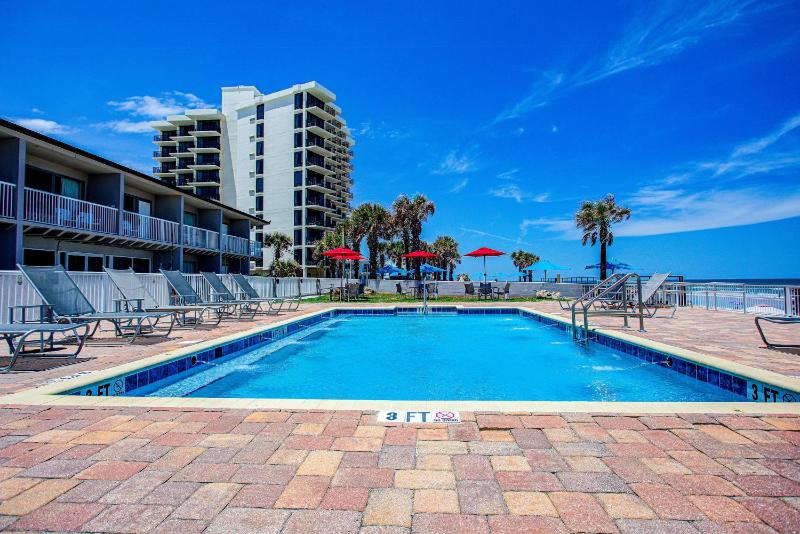 Beach House Inn with POOL & Hot Tub - image 17