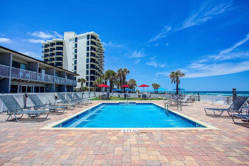 Beach House Inn with POOL & Hot Tub - image 27