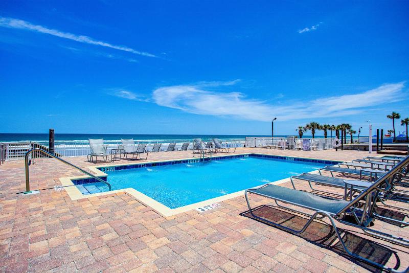 Beach House Inn with POOL & Hot Tub - image 16