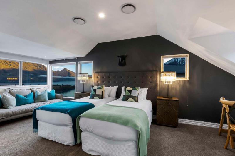 Castle Cliff Lodge with Spa Pool and Sauna and Games Room and more - image 32