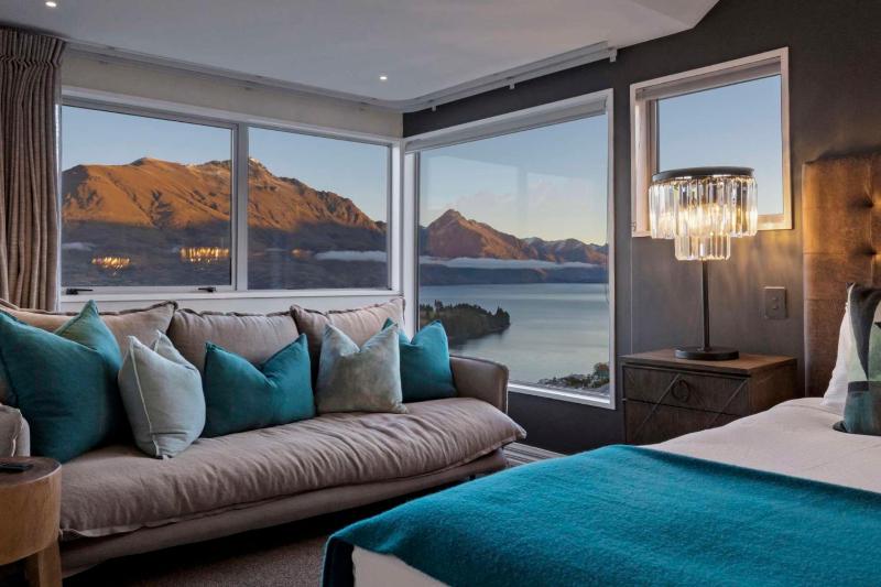 Castle Cliff Lodge with Spa Pool and Sauna and Games Room and more - image 9