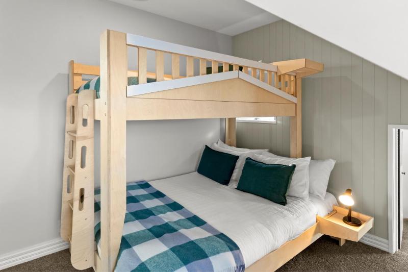Castle Cliff Lodge with Spa Pool and Sauna and Games Room and more - image 18