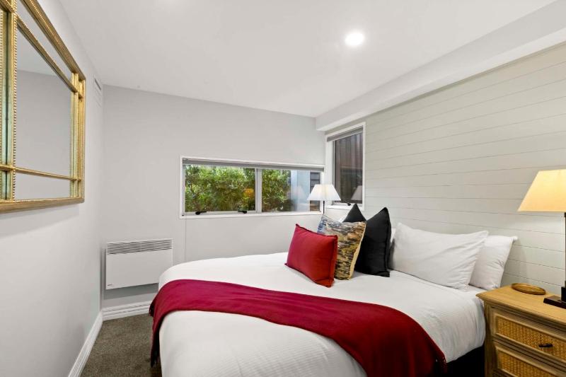 Castle Cliff Lodge with Spa Pool and Sauna and Games Room and more - image 49