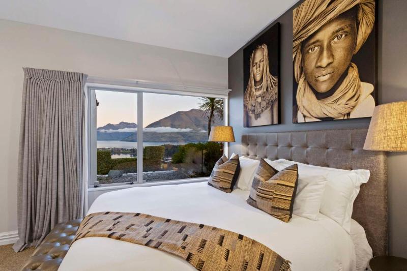 Castle Cliff Lodge with Spa Pool and Sauna and Games Room and more - image 47