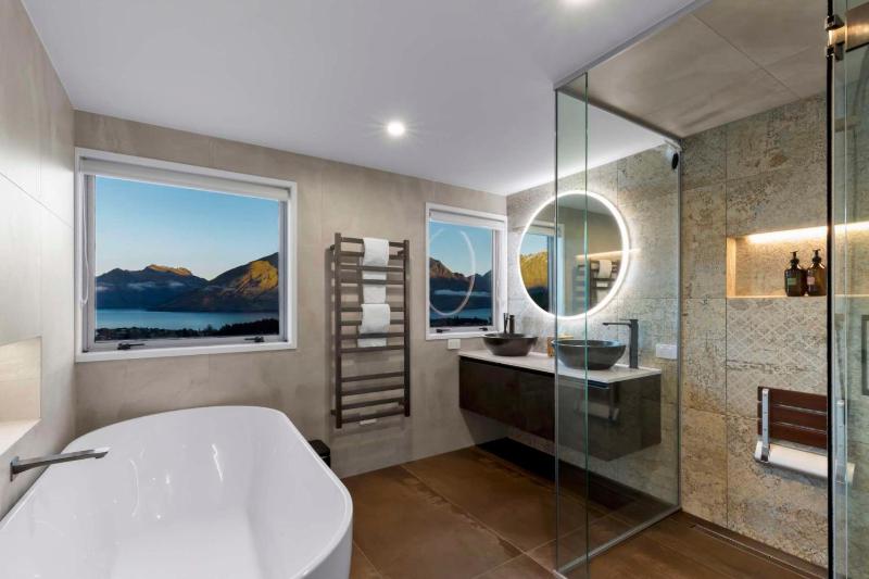 Castle Cliff Lodge with Spa Pool and Sauna and Games Room and more - image 24