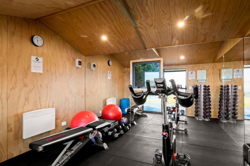 Castle Cliff Lodge with Spa Pool and Sauna and Games Room and more - image 22