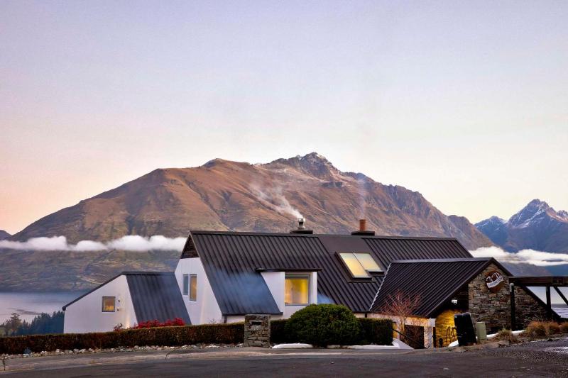 Castle Cliff Lodge with Spa Pool and Sauna and Games Room and more - image 46