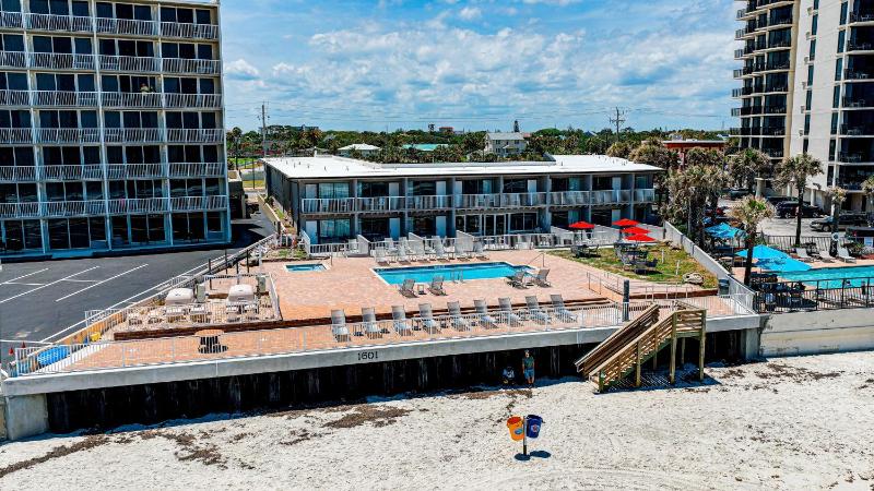 Beach House Inn with POOL & Hot Tub - image 43