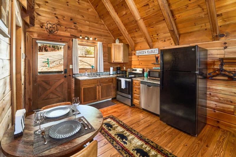 Warm Comfortable Couples Retreat - 10 mins to Downtown - King bed - Pool Access - image 24