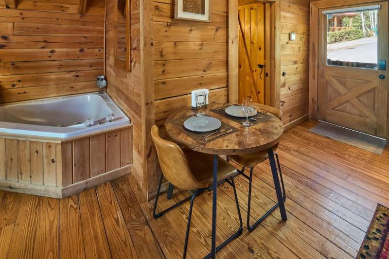 Warm Comfortable Couples Retreat - 10 mins to Downtown - King bed - Pool Access - image 17