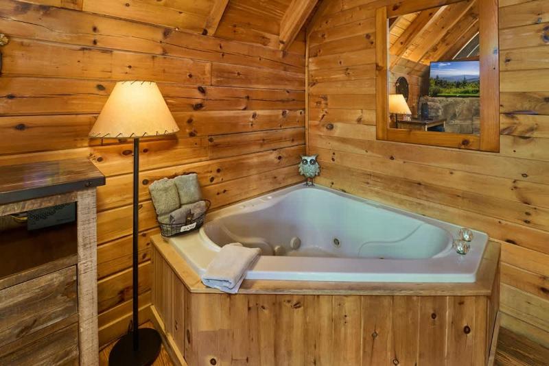 Warm Comfortable Couples Retreat - 10 mins to Downtown - King bed - Pool Access - image 2