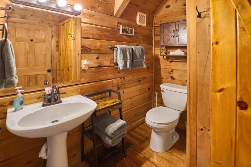 Warm Comfortable Couples Retreat - 10 mins to Downtown - King bed - Pool Access - image 6
