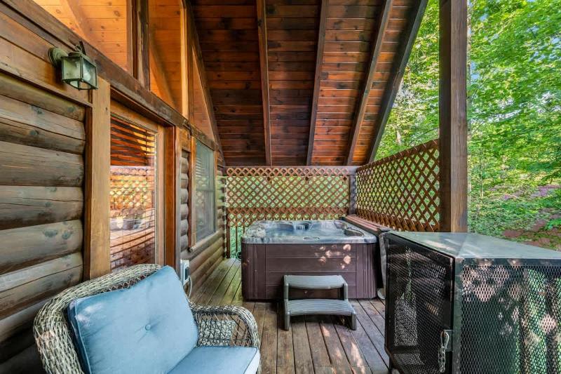 Warm Comfortable Couples Retreat - 10 mins to Downtown - King bed - Pool Access - image 12