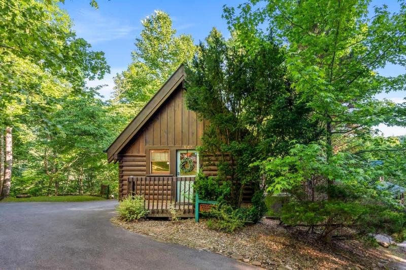 Warm Comfortable Couples Retreat - 10 mins to Downtown - King bed - Pool Access - image 7