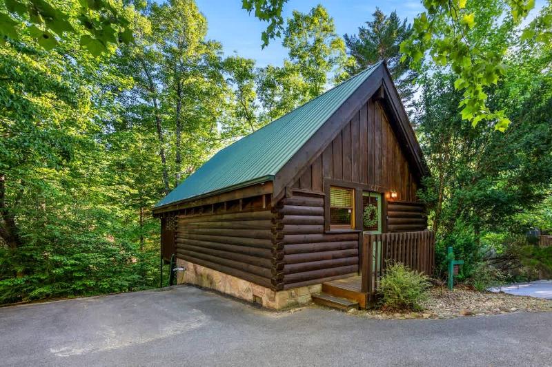 Warm Comfortable Couples Retreat - 10 mins to Downtown - King bed - Pool Access - image 11