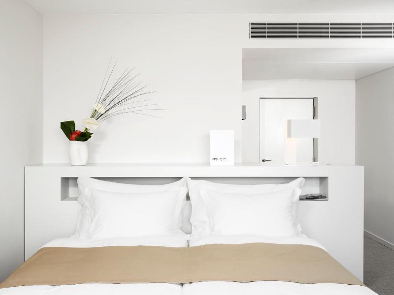 Twin or Double Room - North side image 3