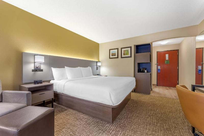 Comfort Suites Pittsburgh Airport - image 22