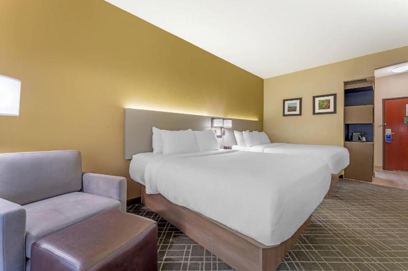 Comfort Suites Pittsburgh Airport - image 39