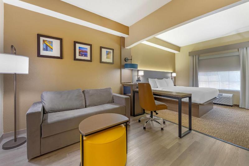 Comfort Suites Pittsburgh Airport - image 33
