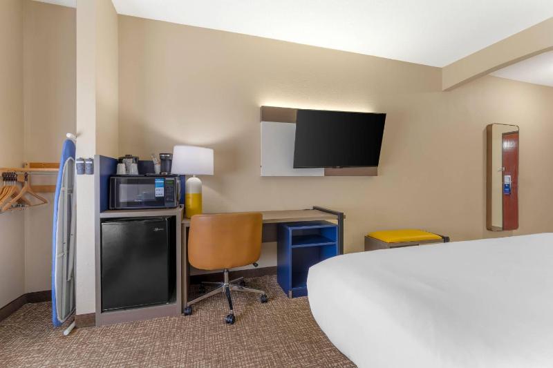 Comfort Suites Pittsburgh Airport - image 47