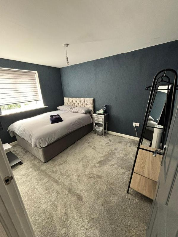 Private Room in a house with Parking in Lenton - image 5