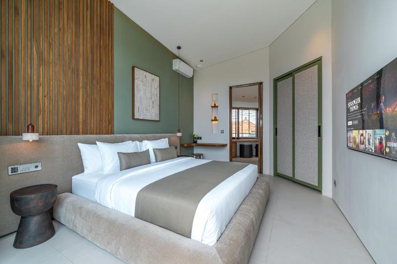 The Line - 5BR Luxury Villa with Cinema & Hot Tub in Umalas - image 3