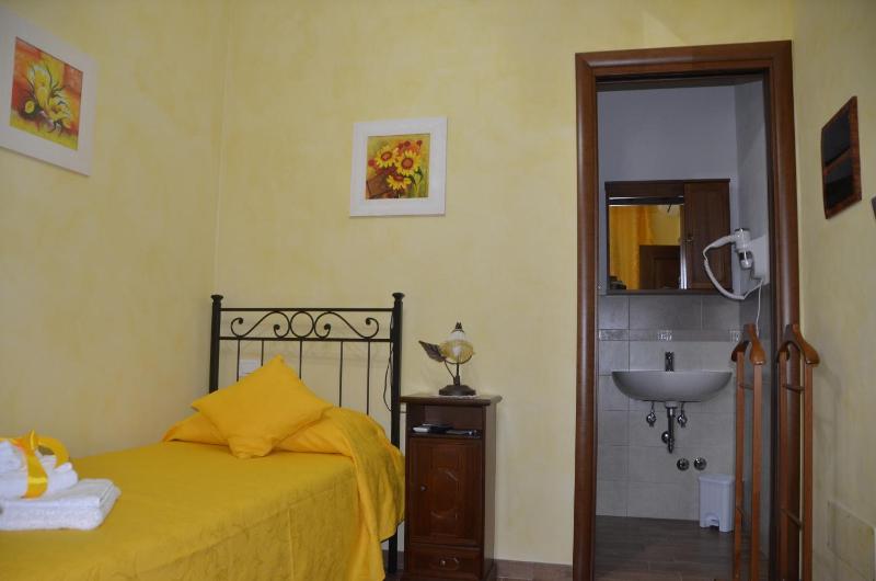 Single Room image 3