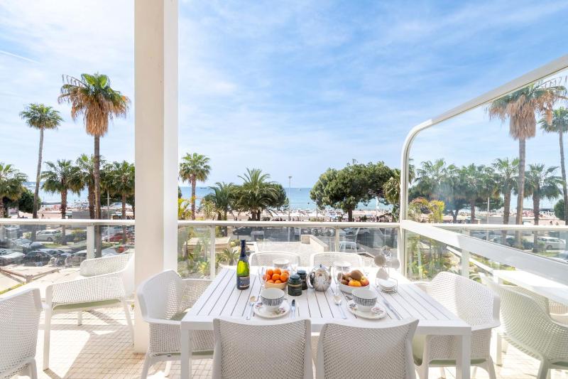 2-Br Bourgeois Apartment Croisette & Sea View - image 1