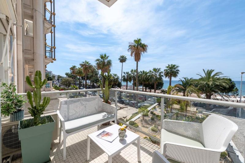 2-Br Bourgeois Apartment Croisette & Sea View - image 6