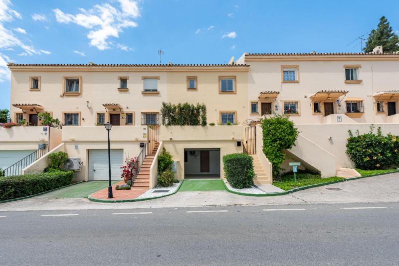 Luxury Golf Townhouse in Aloha with Pool & Garden - image 2