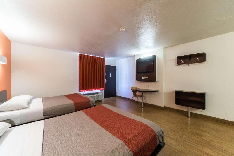 Quadruple Room - Non-Smoking image 2