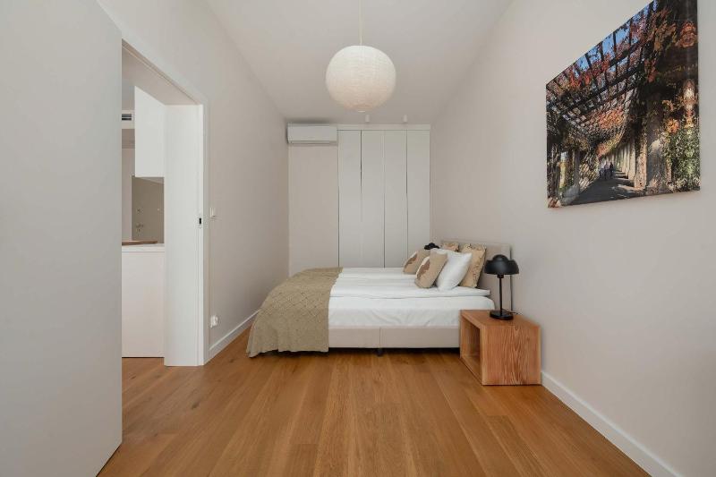 Stylish Apartments with Air Conditioning Near the Market Square by Renters Prestige - image 7