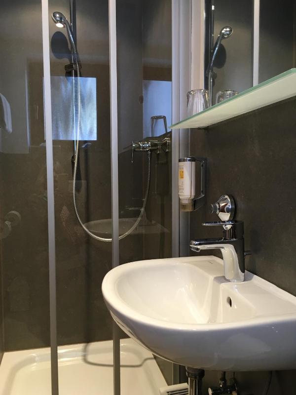 Double Room image 4