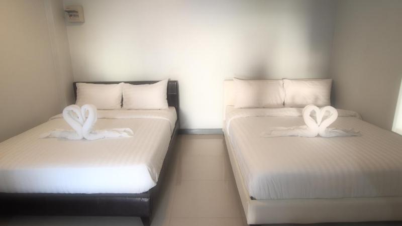 Studio Two Queen Bed Deluxe image 2