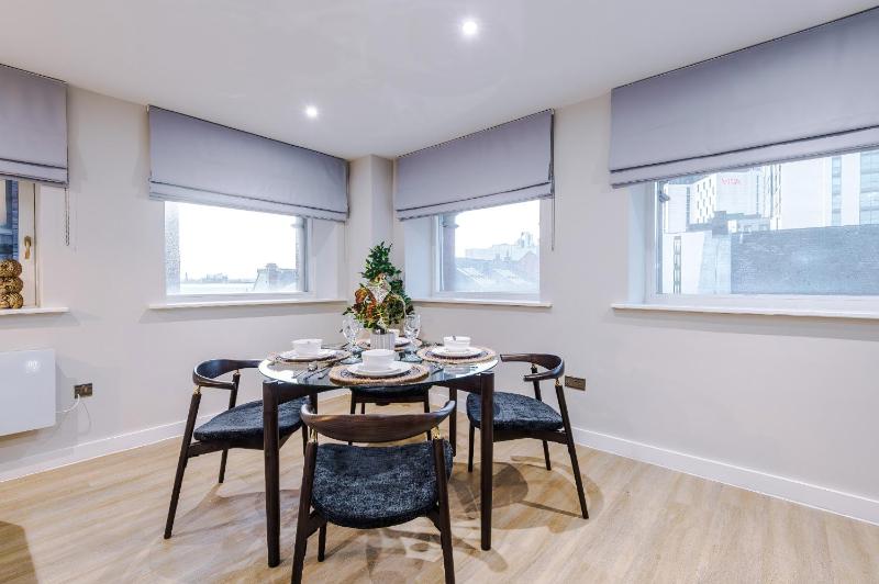 Modern 2-Bed 2-Bath Apartment – Prime Leeds City Centre - image 22