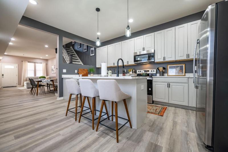 Luxurious Modern Duplex - 6 Bedrooms- Sleeps 12 - Family Friends - image 19