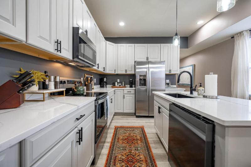 Luxurious Modern Duplex - 6 Bedrooms- Sleeps 12 - Family Friends - image 35