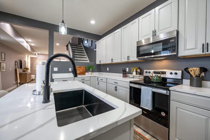 Luxurious Modern Duplex - 6 Bedrooms- Sleeps 12 - Family Friends - image 32