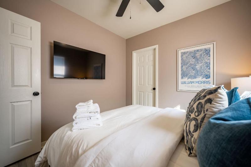 Luxurious Modern Duplex - 6 Bedrooms- Sleeps 12 - Family Friends - image 11