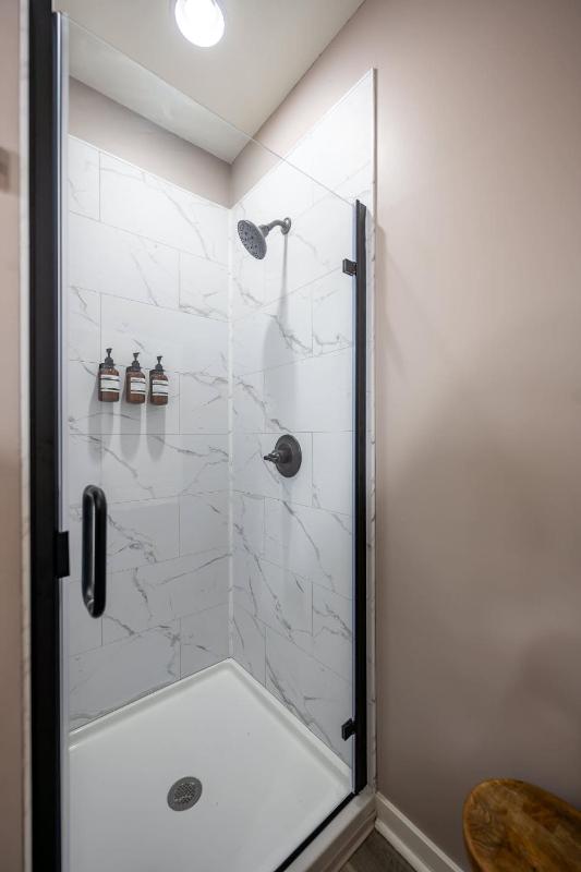 Luxurious Modern Duplex - 6 Bedrooms- Sleeps 12 - Family Friends - image 43