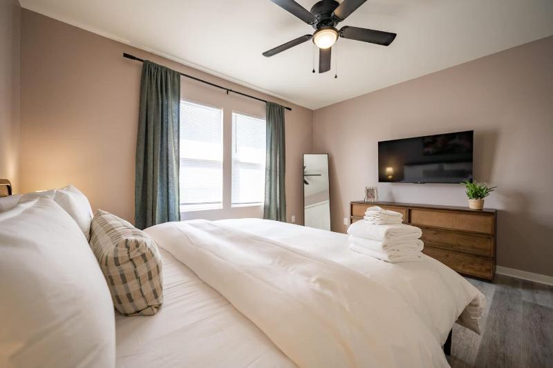 Luxurious Modern Duplex - 6 Bedrooms- Sleeps 12 - Family Friends - image 38