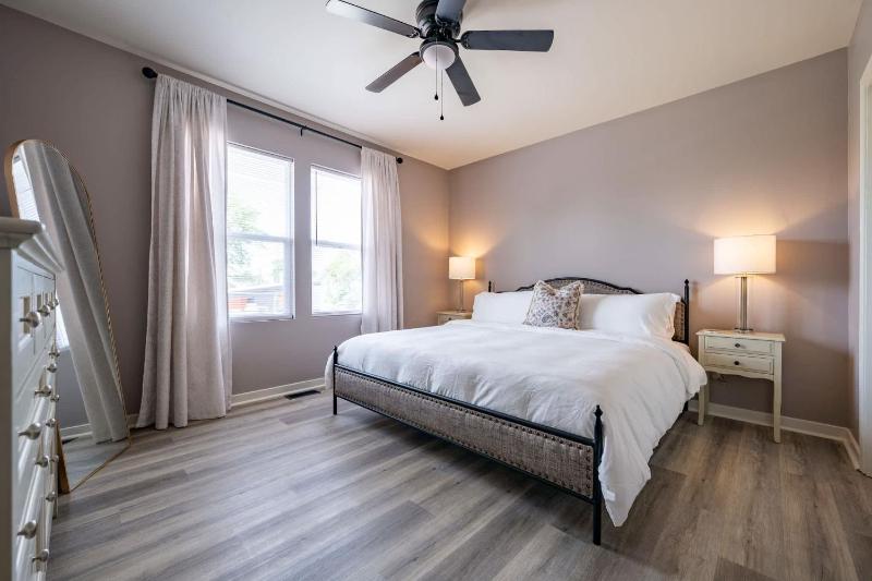 Luxurious Modern Duplex - 6 Bedrooms- Sleeps 12 - Family Friends - image 26