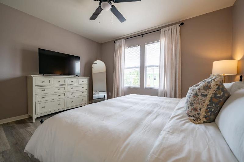 Luxurious Modern Duplex - 6 Bedrooms- Sleeps 12 - Family Friends - image 29